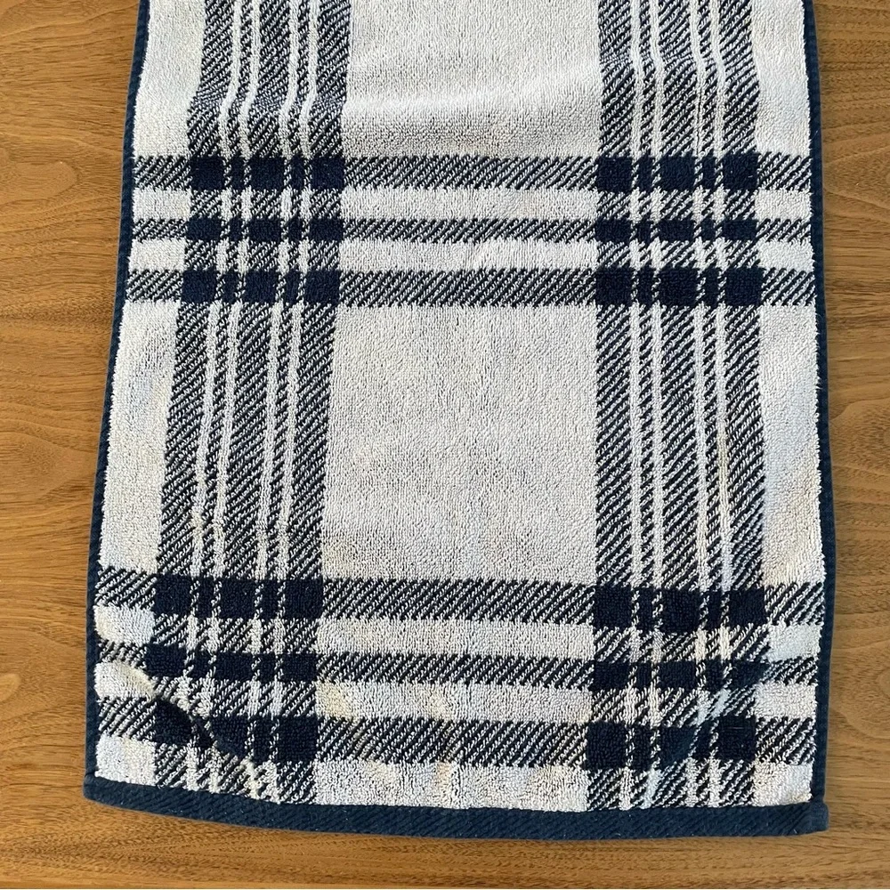 EUC Lauren Ralph Lauren hand towel
